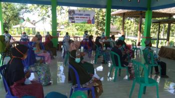Dilokasi TMMD Bojonegoro, Lansia Jatimulyo Turut Penyuluhan Pencegahan Penyakit Menular